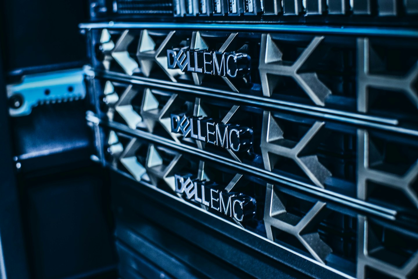 Jednostki serwerowe z logo DELLEMC ułożone w centrum danych.